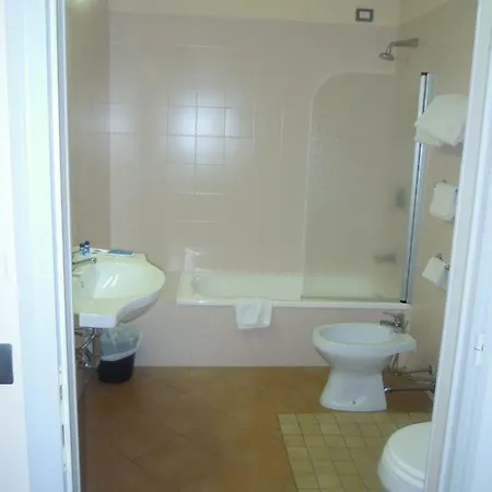 מלון Autohotel Venezia 3*